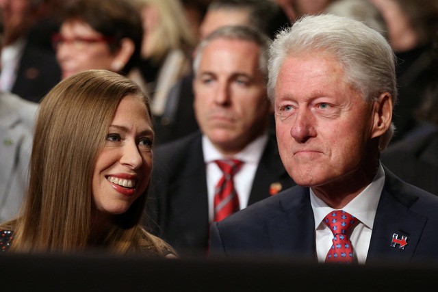 Bà Clinton và ông Trump 'khẩu chiến' dữ dội - ảnh 6