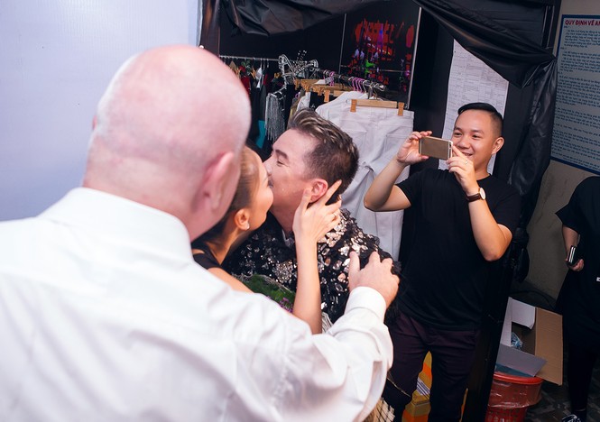 Vợ chồng Thu Minh bất ngờ 'đột nhập' show diễn của Mr. Đàm - ảnh 4