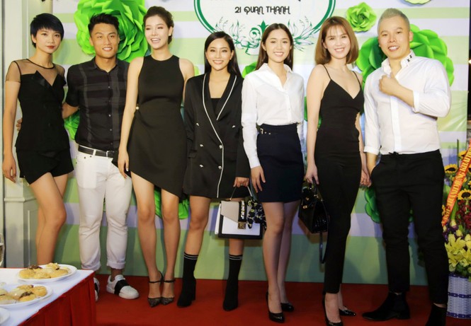 Ngọc Trinh khoe lưng trần quyến rũ, hôn môi đàn em Kỳ Hân - ảnh 10