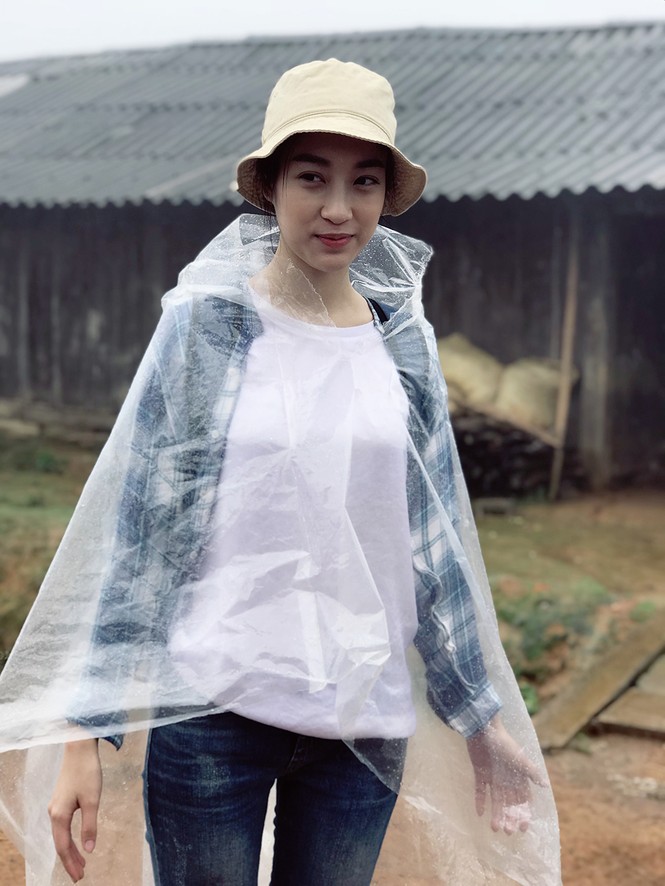 Hoa hậu Mỹ Linh dầm mưa thực hiện dự án nhân ái dù bị cô lập ở Yên Bái - ảnh 1