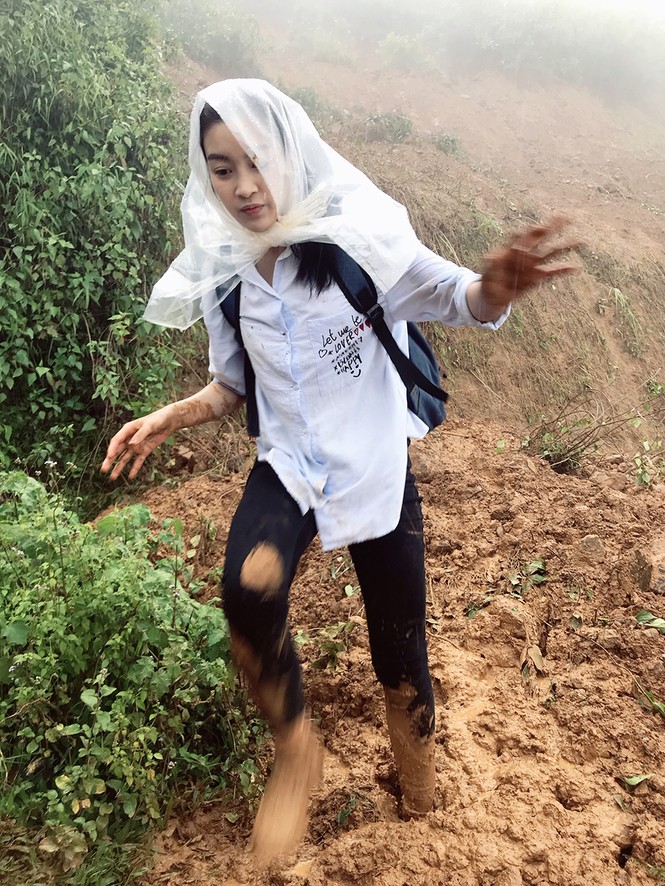 Hoa hậu Mỹ Linh dầm mưa thực hiện dự án nhân ái dù bị cô lập ở Yên Bái - ảnh 2