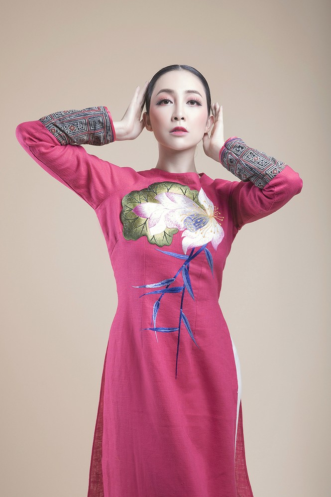 Nhân sự kiện Tuần lễ cấp cao APEC tổ chức tại Việt Nam, nhà thiết kế Vũ Việt Hà đã thực hiện bộ sưu tập áo dài mang tên 'Cộng sinh' với sự thể hiện của 'chim công làng múa' Linh Nga trong vai trò người mẫu.