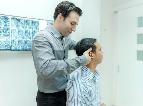 Đau đầu, cổ, vai thường xuyên coi chừng bị bệnh rễ tủy cổ - ảnh 1
