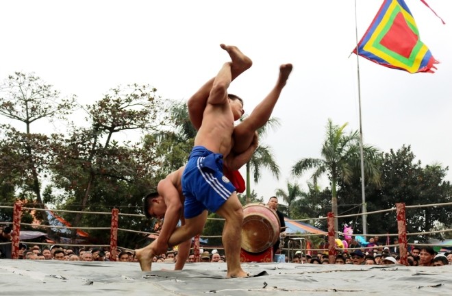 Mục kích đô vật thi tài 'kẹp cổ, khóa tay' ở hội đình làng - ảnh 11