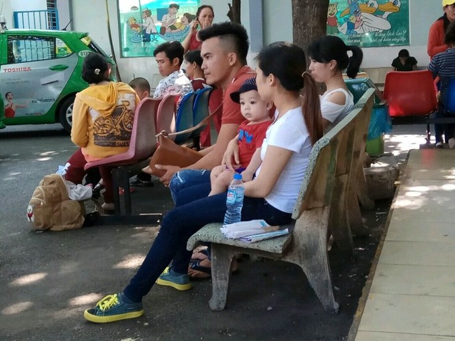 TPHCM nắng nóng kéo dài: trẻ ồ ạt nhập viện - ảnh 2