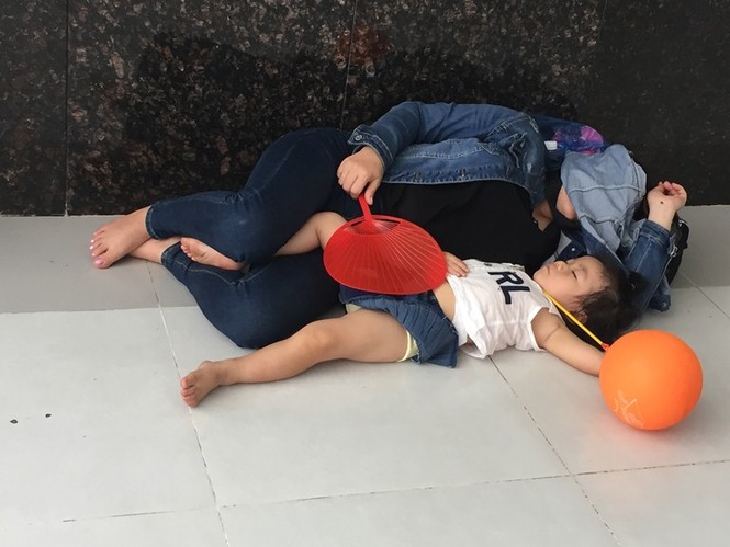 TPHCM nắng nóng kéo dài: trẻ ồ ạt nhập viện - ảnh 4