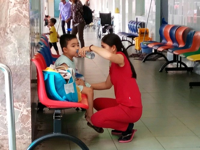 TPHCM nắng nóng kéo dài: trẻ ồ ạt nhập viện - ảnh 6