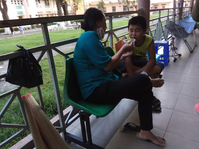 TPHCM nắng nóng kéo dài: trẻ ồ ạt nhập viện - ảnh 7