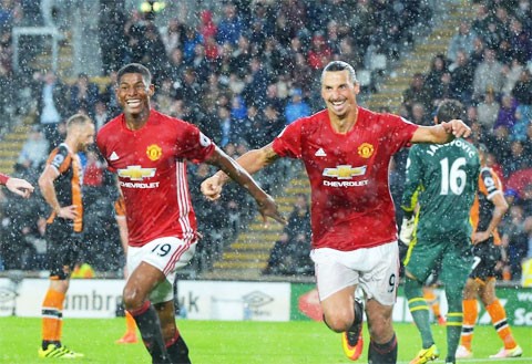 Ibra hay Rashford xứng đáng lĩnh xướng hàng công của M.U? - ảnh 1