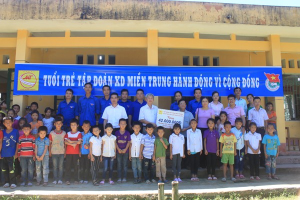 Đoàn thanh niên tu sửa phòng học cho học sinh vùng khó - ảnh 1