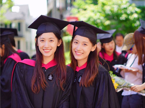 Cặp song sinh xinh đẹp cùng tốt nghiệp ĐH Harvard - ảnh 1