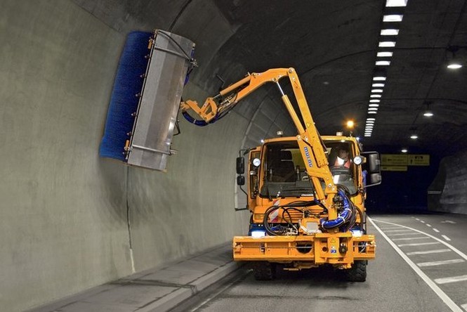 Lóa mắt với cỗ máy dọn dẹp đường hầm sạch như mới làm - ảnh 1
