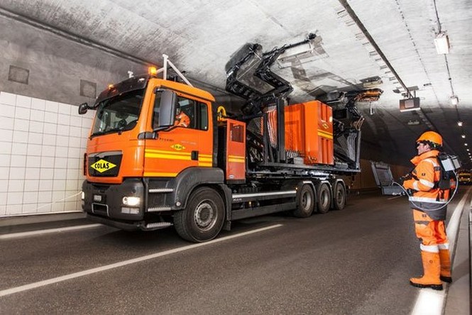 Lóa mắt với cỗ máy dọn dẹp đường hầm sạch như mới làm - ảnh 2