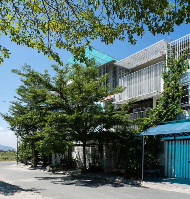 Ngôi nhà dần biến mất trong rặng cây ở Nha Trang Ngôi nhà dần biến mất trong rặng cây ở Nha Trang