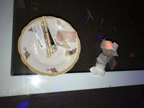 Bảy dân chơi bị bắt khi đang phê ma túy trong quán karaoke - Ảnh 2.