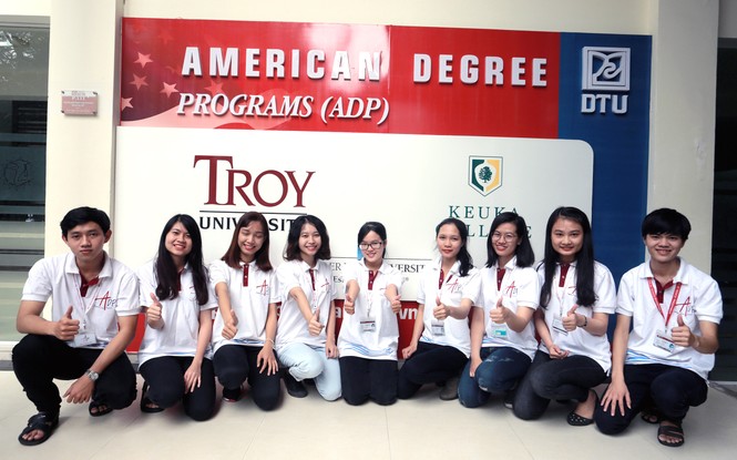 Sinh viên chương trình 'lấy bằng Mỹ tại đại học Duy Tân” chào đón APEC 2017 Anh_3_svadp_tltr