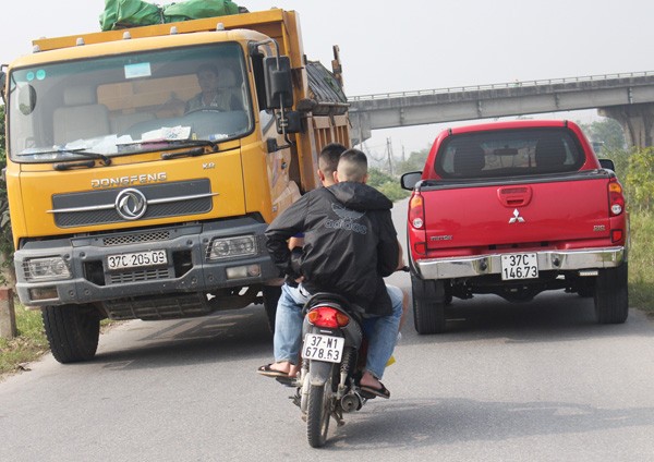 Cảnh sát giao thông mặc thường phục xử lý người vi phạm - Ảnh 3.