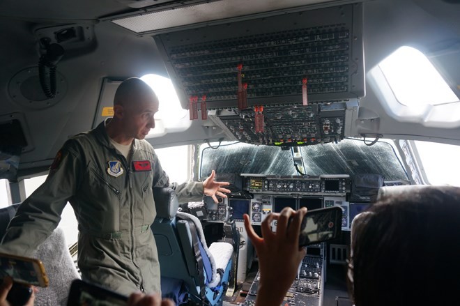 Phi công siêu vận tải C-17 Mỹ kể chuyện về Việt Nam - Ảnh 3.
