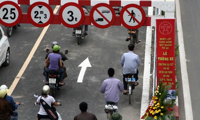 Xe đạp đi lên cầu