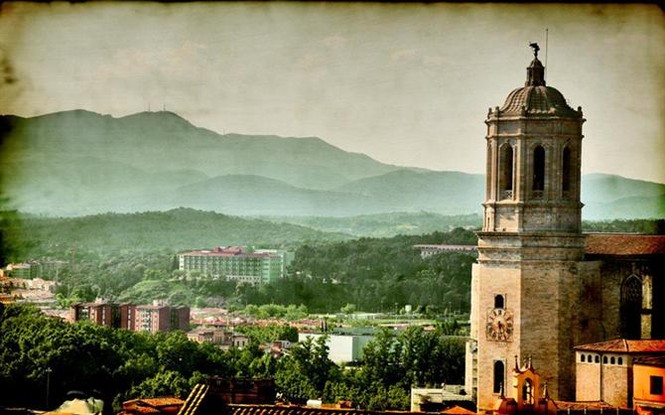 Những căn chung cư cũ ở Girona cũng đẹp lạ lùng trong ráng chiều