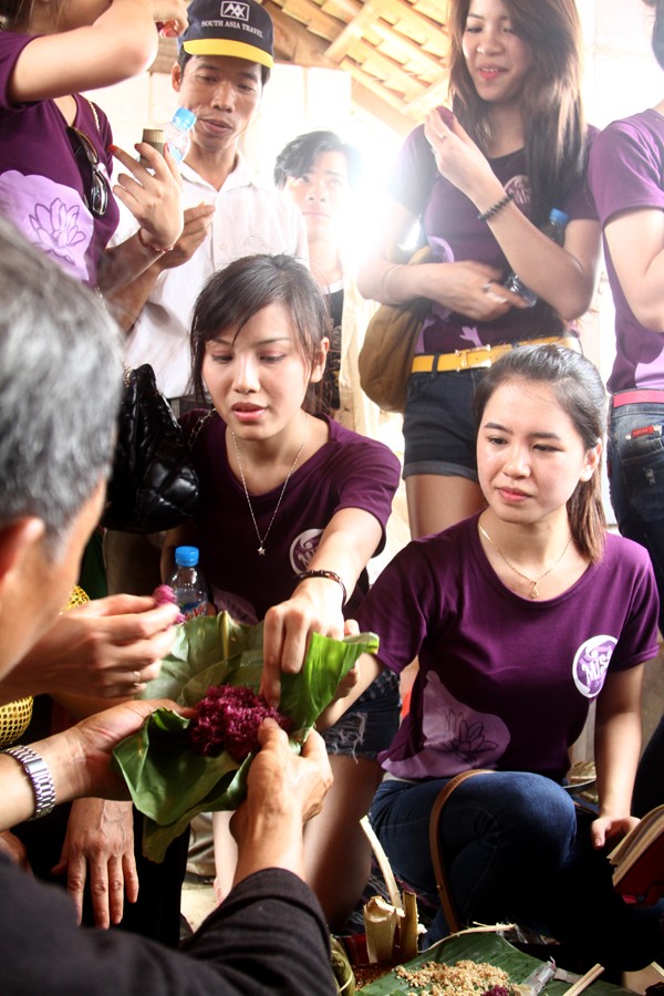 Được nếm các món ăn của người dân tộc. Trong ảnh các bạn đang thử món xôi tím