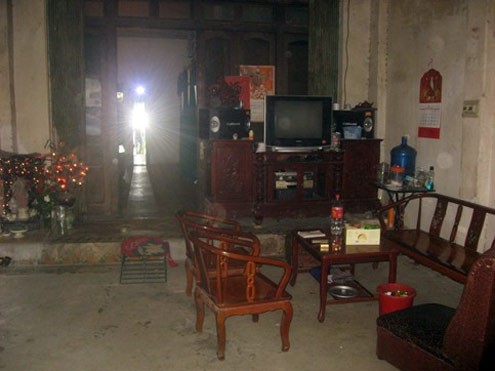Ngay phía sau phòng