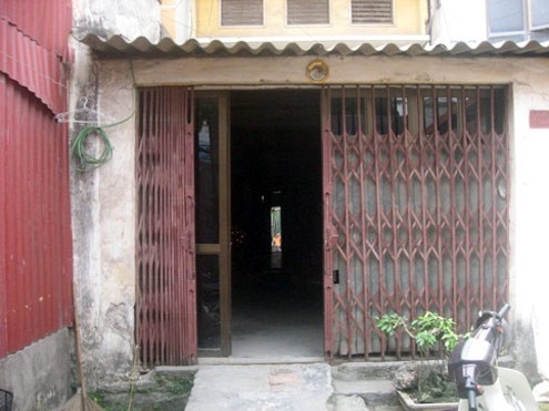 Tại đây, My bị bà chủ ép phải kích dục cho khách và trả lương 4 triệu đồng một tháng. Lợi dụng sơ hở của bọn bảo kê, cô gái chưa đầy 16 tuổi đã trốn thoát rồi đến công an trình báo. Cơ quan chức năng đã khởi tố vụ án, bắt tạm giam 3 người liên quan.