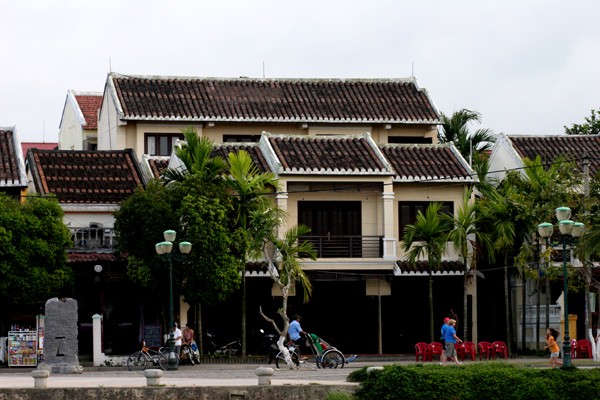 Nhiều công trình mới xây dựng cũng được xây cất với mái ngói âm dương