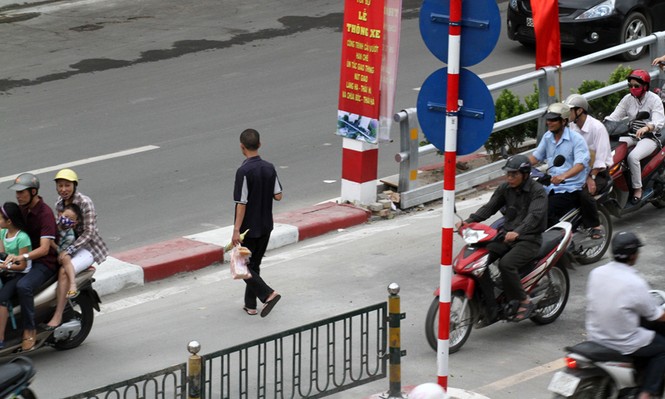 Người đi bộ cắt ngang đường ngay tại chân cầu