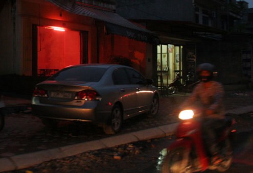 Cứ đêm đến, dãy cà phê đèn mờ, tẩm quất thư giãn trên phố Phan Đăng Lưu và đường Thiên Đức (Gia Lâm) lại đỏ đèn chờ đón khách. Ảnh: Nguyễn Lê.