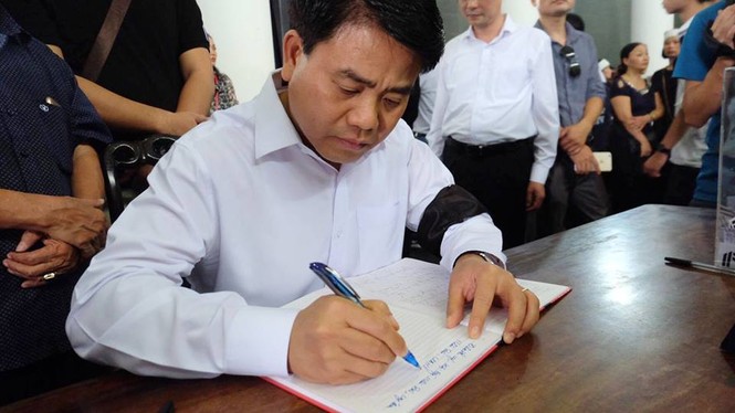 Những giọt nước mắt tiếc thương trong đám tang thầy Văn Như Cương - ảnh 4