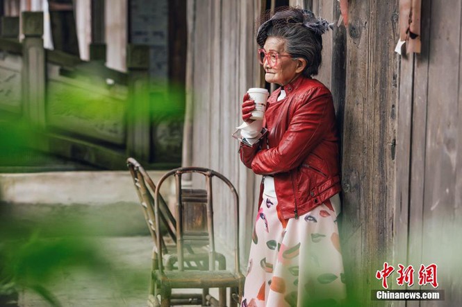 ‘Hội phụ lão’ hồi xuân, chụp ảnh sành điệu như tín đồ thời trang - ảnh 3