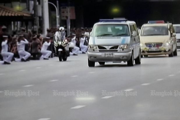 Hàng vạn người dân Thái Lan đón linh cữu nhà vua về cung điện - ảnh 14