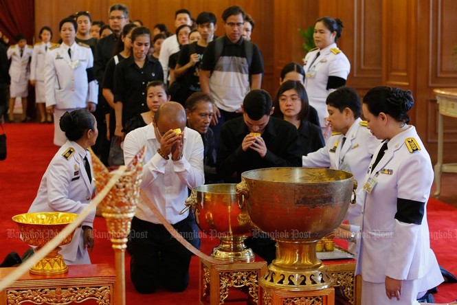 Hàng vạn người dân Thái Lan đón linh cữu nhà vua về cung điện - ảnh 8