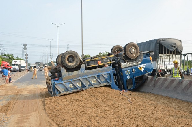 Xe tải lật ngửa trên dải phân cách, tài xế trọng thương - ảnh 1