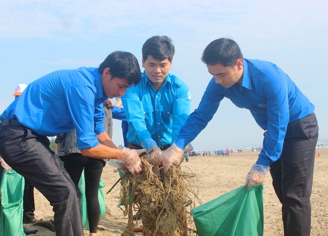 Hơn 1500 ĐVTN tình nguyện làm sạch môi trường bờ biển - ảnh 2