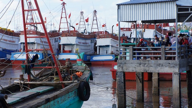 Lật tàu ở lễ hội Nghinh Ông: Cứu vớt 39 người, 2 nữ sinh tử vong - ảnh 4