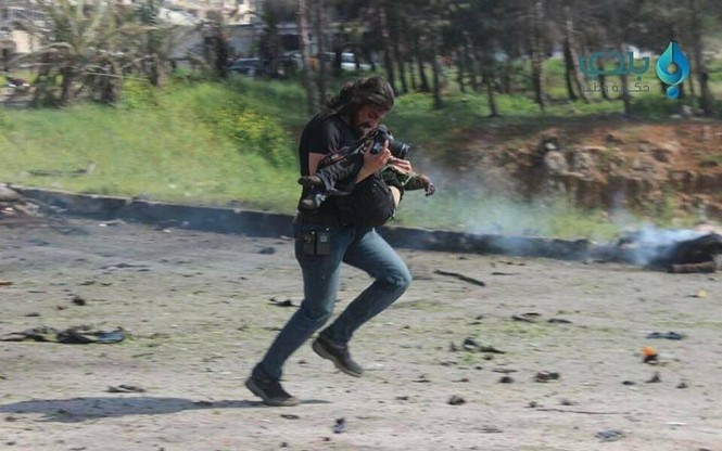Phóng viên chiến trường quỳ khóc bên thi thể bé trai Syria trúng bom - ảnh 1