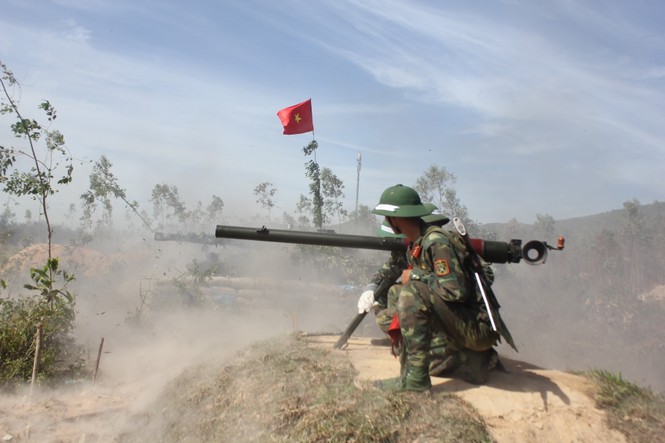 Sư đoàn 324 diễn tập thực binh bắn đạn thật khu vực phòng thủ tỉnh Nghệ An năm 2017 - ảnh 2