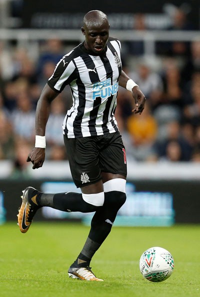 Cầu thủ Newcastle gãy tay vì ngăn đồng đội loạn đả - ảnh 3