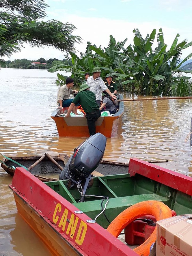 Hàng nghìn nhà dân dọc sông Bưởi ngập trong nước lũ - ảnh 1