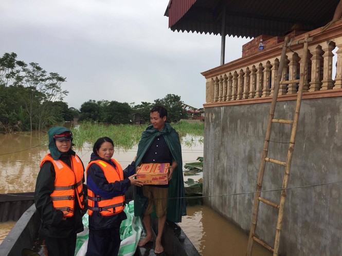 Hàng nghìn nhà dân dọc sông Bưởi ngập trong nước lũ - ảnh 3