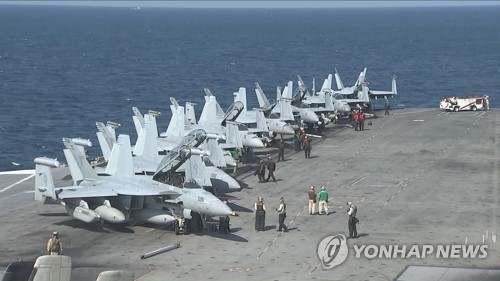 Quân đội Mỹ mời phóng viên lên tàu sân bay xem tập trận với Hàn Quốc - Ảnh 2.