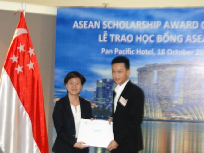 Đại sứ Singapore gặp gỡ 15 học sinh Việt Nam nhận học bổng - ảnh 3