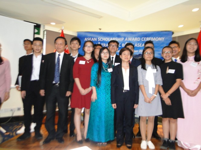 Đại sứ Singapore gặp gỡ 15 học sinh Việt Nam nhận học bổng - ảnh 1