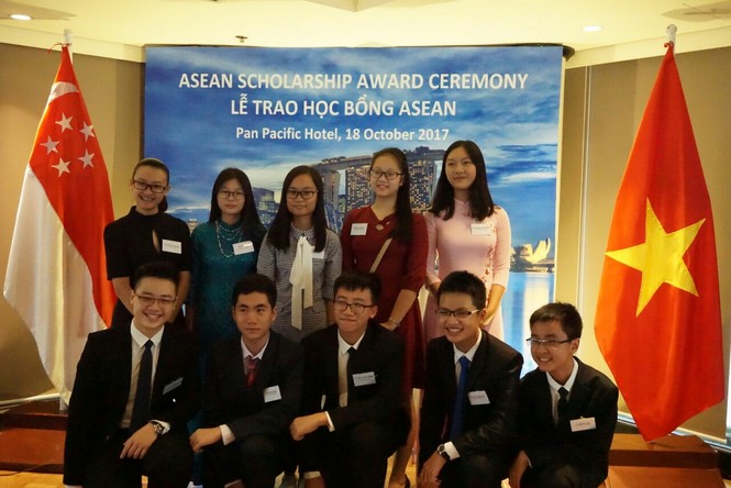 Đại sứ Singapore gặp gỡ 15 học sinh Việt Nam nhận học bổng - ảnh 2