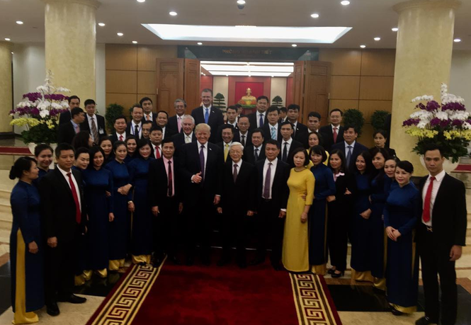Tổng thống Hoa Kỳ chào xã giao Tổng Bí thư Nguyễn Phú Trọng tại Văn phòng Trung ương Đảng. Ảnh: Instagram Tổng thống Trump
