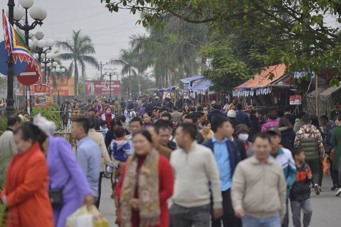 Hàng ngàn người chen chân về đền Trần trước giờ khai ấn - ảnh 1