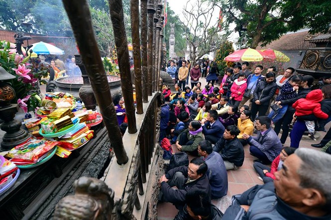 Hàng ngàn người chen chân về đền Trần trước giờ khai ấn - ảnh 2