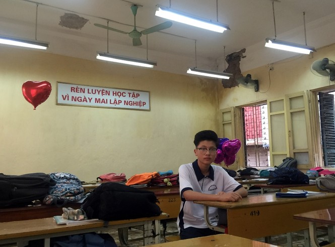 Mảng vữa trần nhà rơi, học sinh ở Hà Nội tháo chạy - ảnh 10